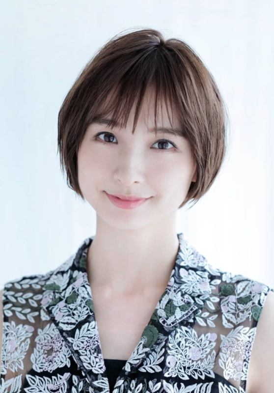 ショートヘアの日本人女性のポートレート