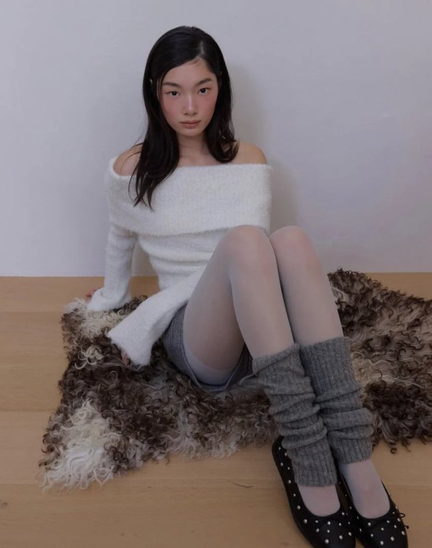 女性モデル、オフショルダーニット、レッグウォーマー