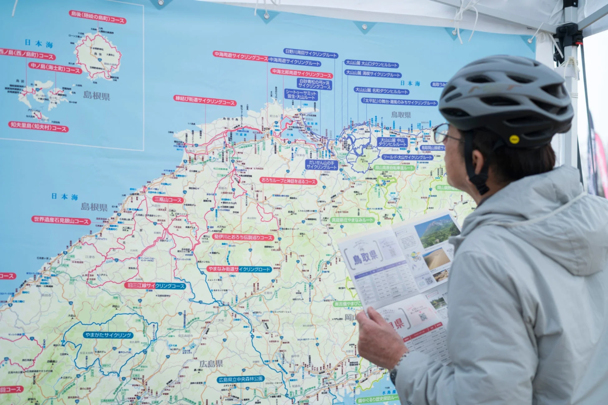 山陰地方のサイクリングルート地図を見る人