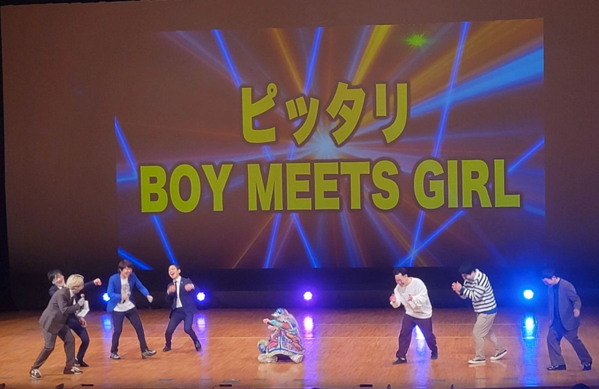 ステージ上で複数の男性がパフォーマンスを行っており、背景のスクリーンには「ピッタリ BOY MEETS GIRL」の文字が映し出されています
