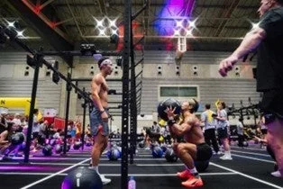 メディシンボールでトレーニングする男性