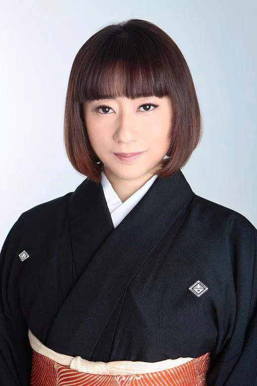 黒い着物を着た若柳吉三次氏のポートレート