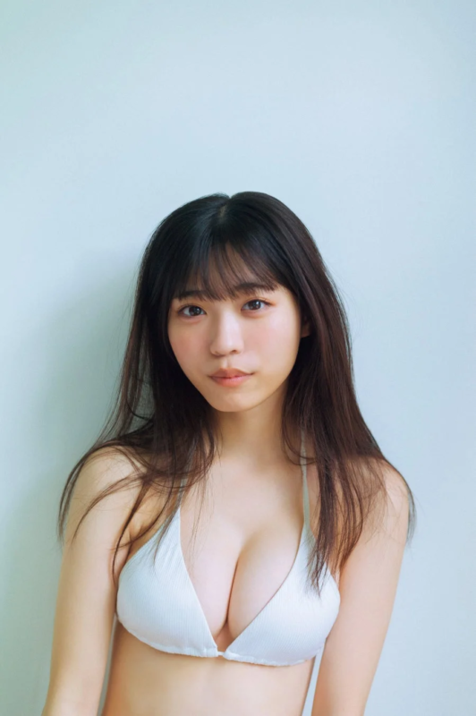 白いビキニ姿の金澤亜美さん
