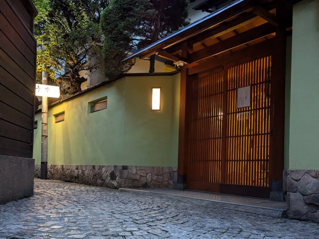京都の路地のような雰囲気の小道