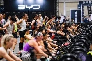 ローイングマシンで運動する人たち