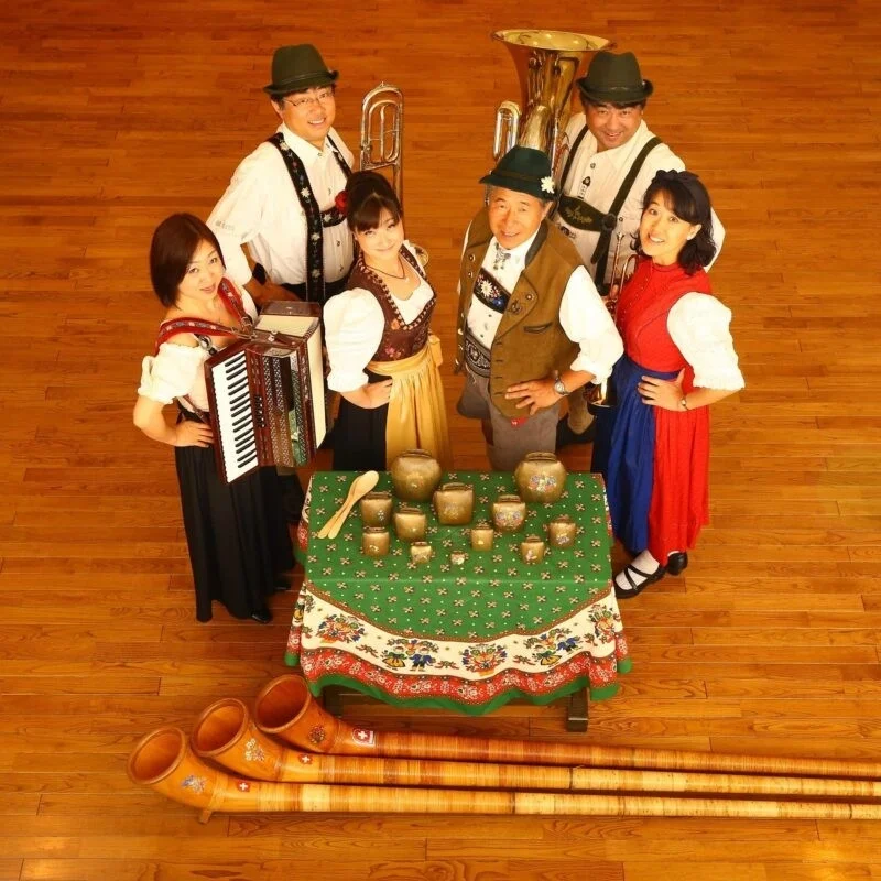 民族衣装を身につけた6人組の音楽グループ