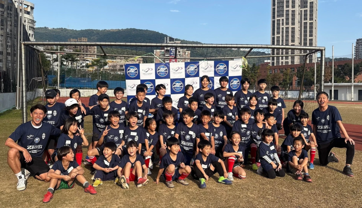 FC町田ゼルビアのサッカースクールに参加した子供たちとコーチの集合写真