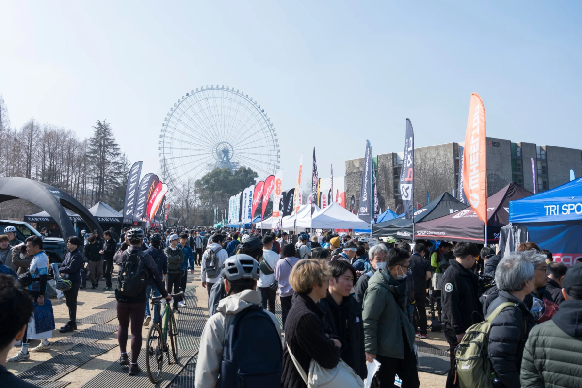 屋外の自転車イベントで賑わう会場