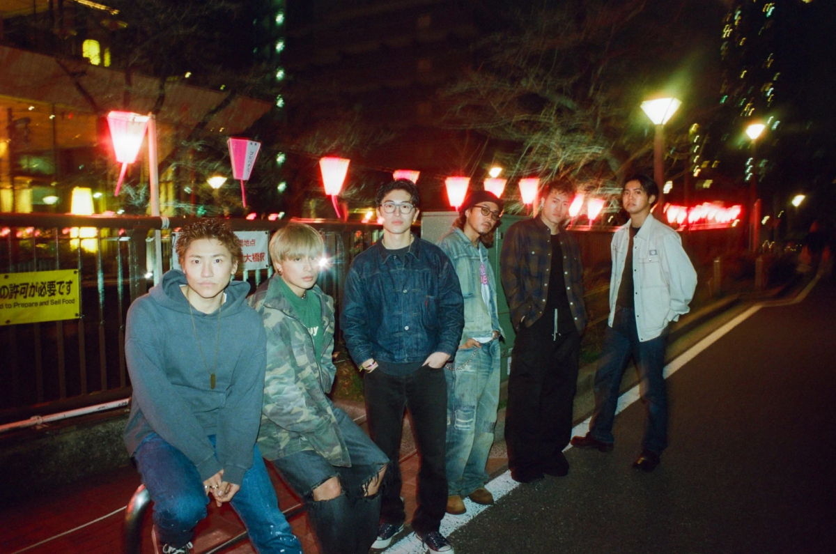 夜の街角でポーズをとるGENERATIONSメンバー