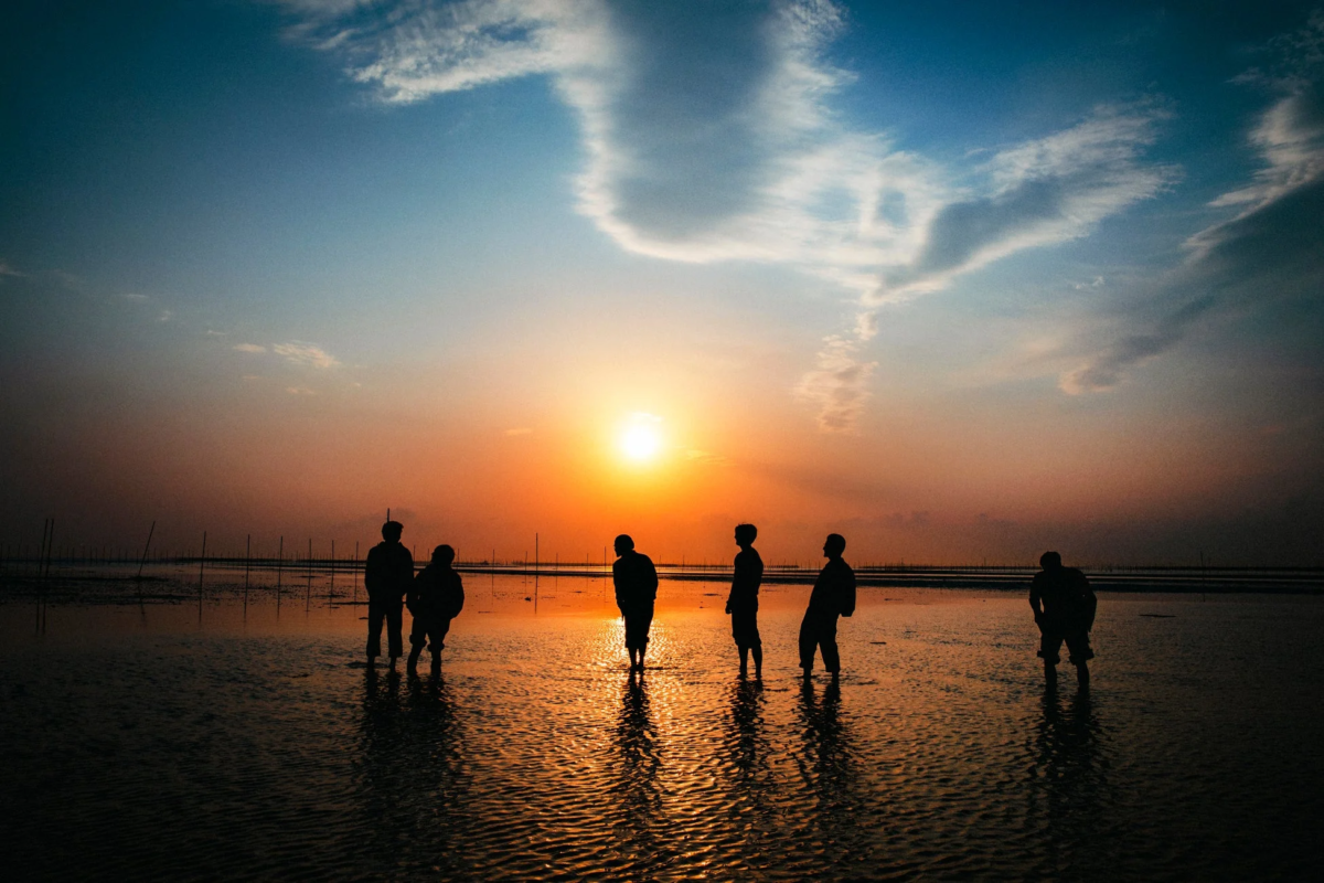 夕暮れの海岸に立つGENERATIONSメンバー