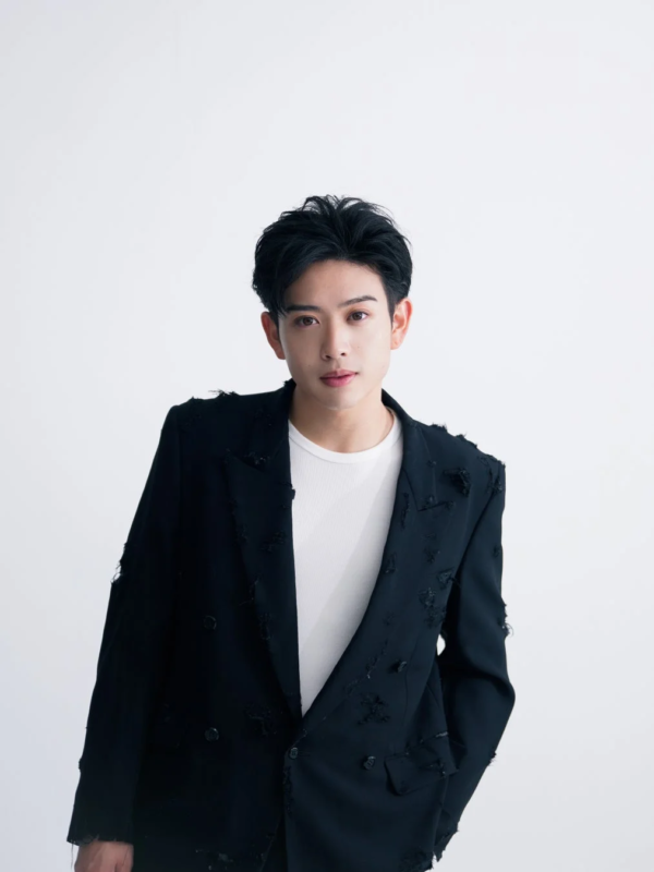 黒いジャケットと白いTシャツを着た䋝田圭亮さんのポートレート