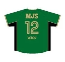 緑色のスポーツユニフォームで、背中には「MJS」と「12」の数字、そして「VERDY」の文字