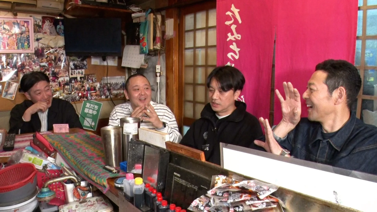 居酒屋で談笑する東野幸治さん、サルゴリラ、中村ひでゆきさん