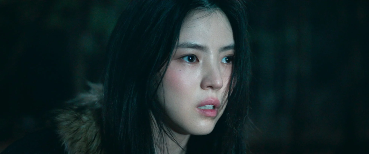 悲しげな表情の女性