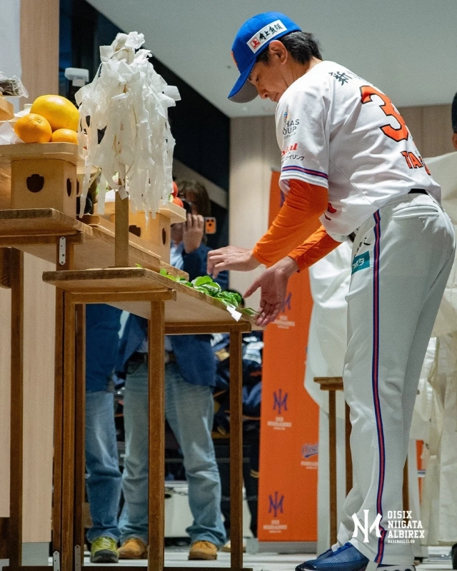 祭壇での祈願風景