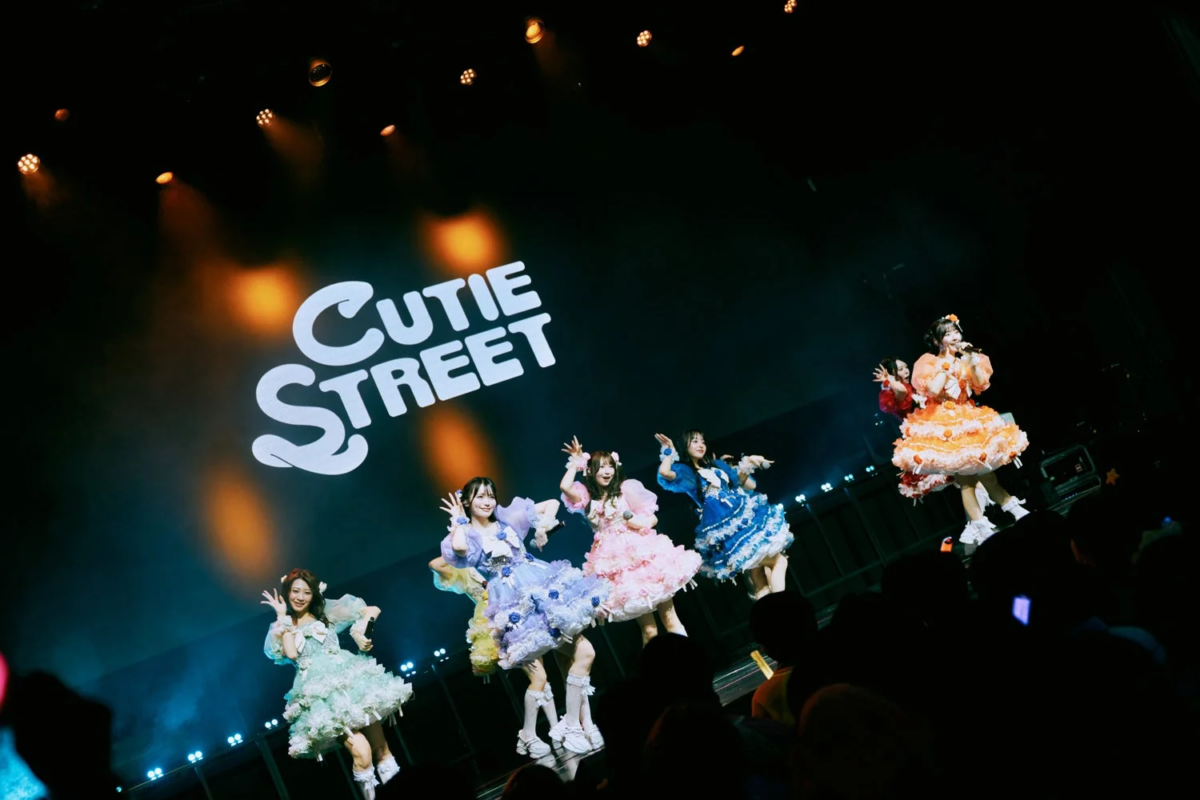 「Cutie STREET」と表示されたステージでパフォーマンスするメンバー