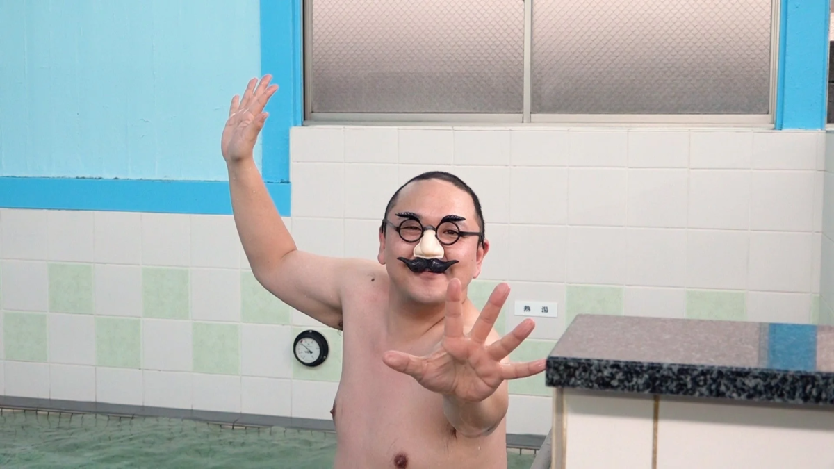 おもちゃのメガネをかけた赤羽健壱さん
