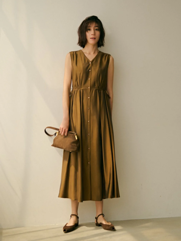 ブラウンのミディ丈ワンピース
