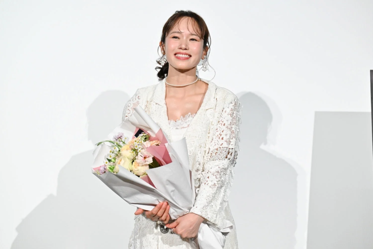 花束を抱えてにこやかに微笑むソニンさんの様子