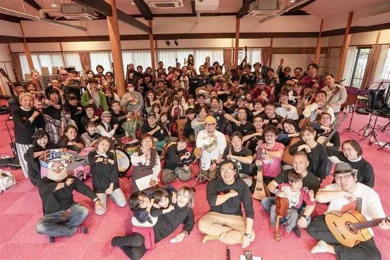 屋内で集合写真