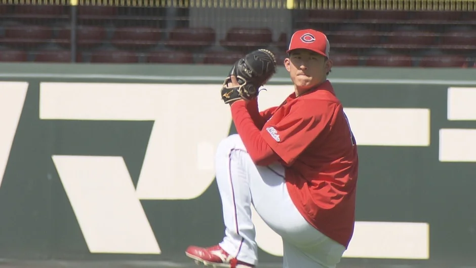 ピッチング練習をする齊藤汰直選手