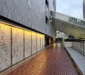 夜の東口駅前広場デッキ