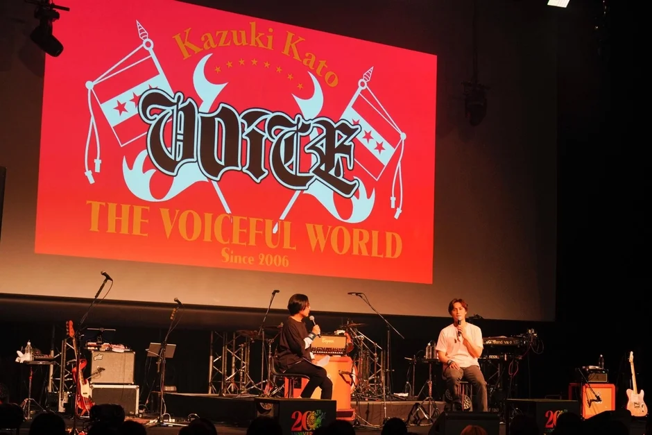 トークイベントのステージに立つ加藤和樹さん