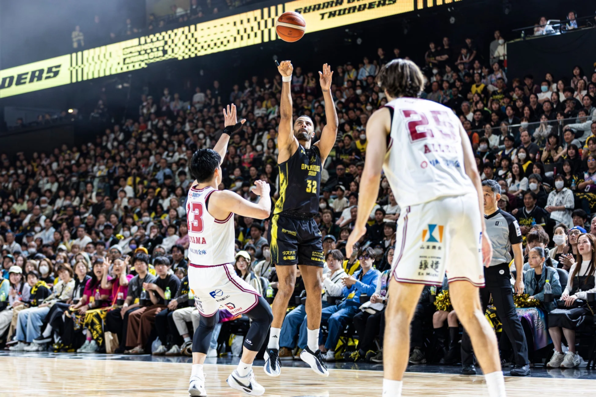 ジャンプシュートを放つ選手