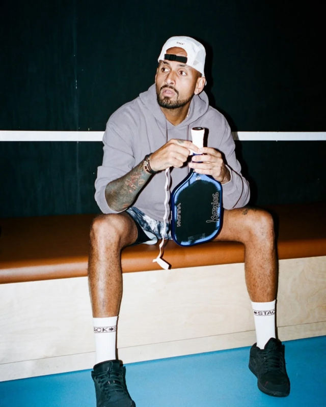 ピックルボールのパドルを持った男性