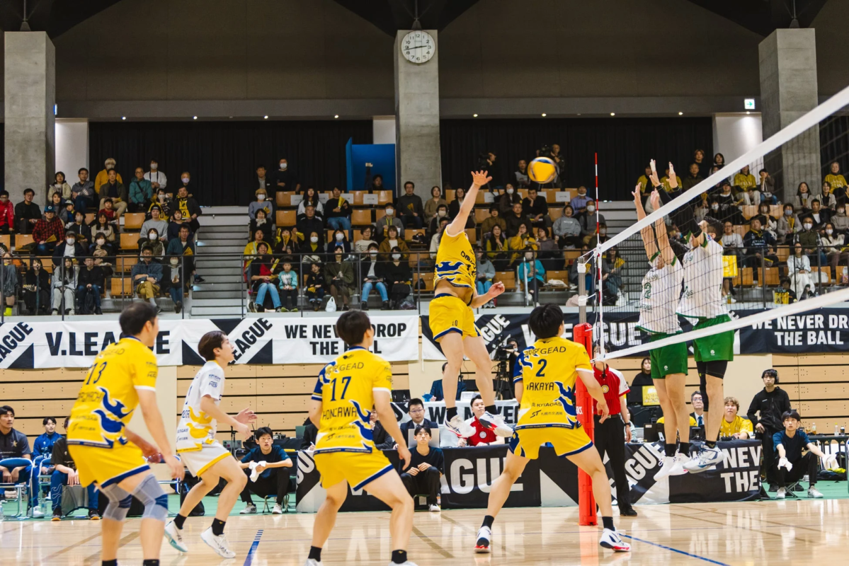 熱戦を繰り広げるバレーボール選手