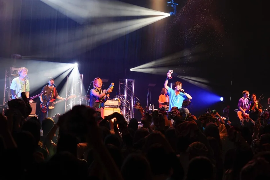 ライブ会場で盛り上がる観客