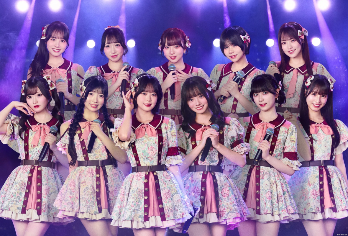 可憐なアイボリーのメンバー10人が華やかなステージ衣装で笑顔でポーズをとっている様子