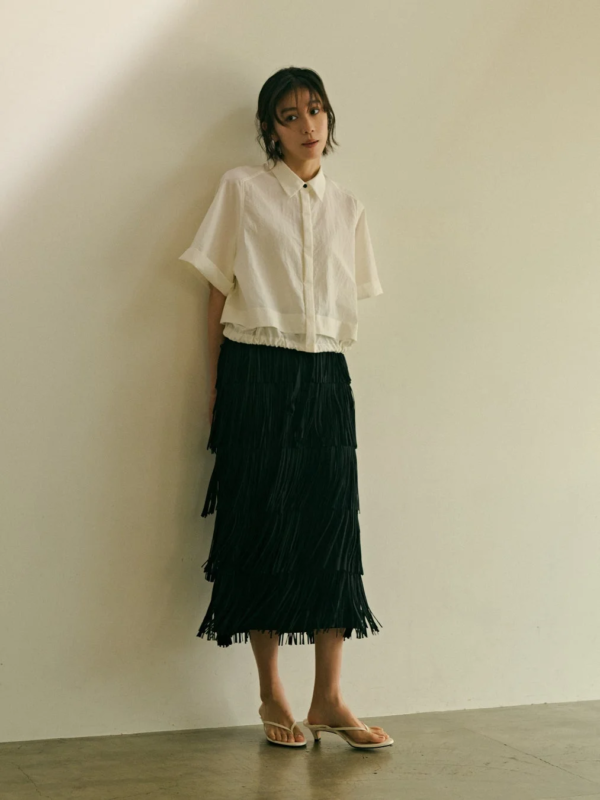 白シャツとフリンジスカート
