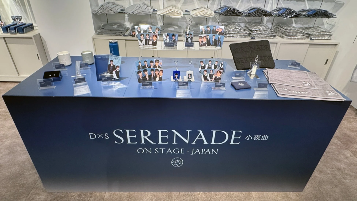 フォトカードやキーホルダーなどのグッズ