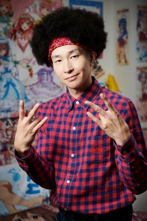 男性,アフロヘア,バンダナ,チェックシャツ,アニメ,オタク文化,ポーズ,笑顔,若者,室内,赤,青