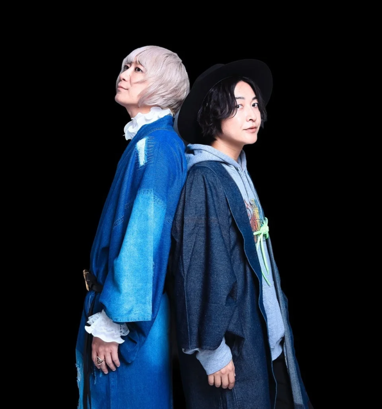 デニム風の衣装をまとった2人組のアーティスト