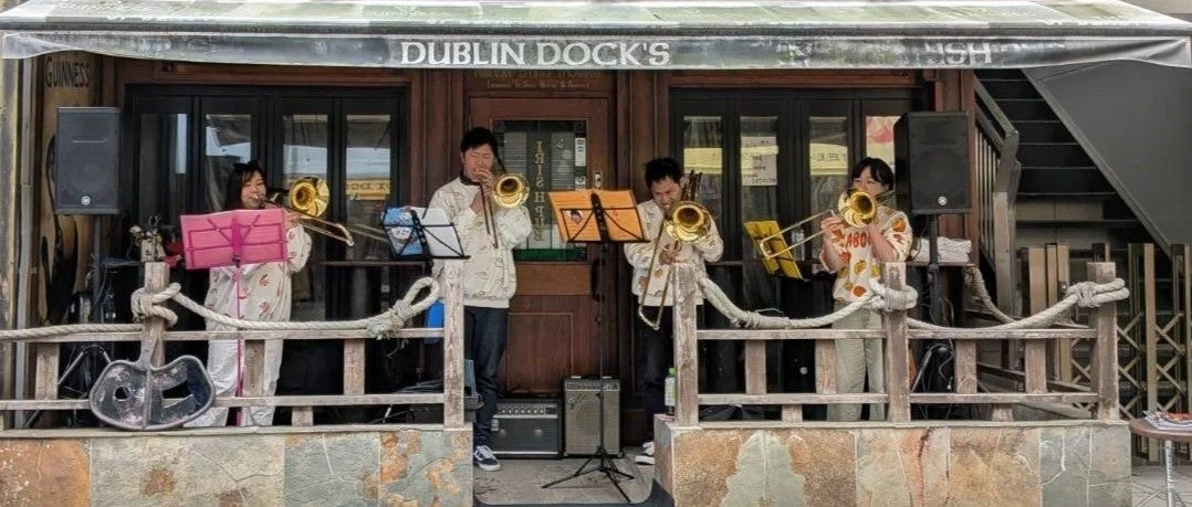 トロンボーンを演奏する「くいしんbones」