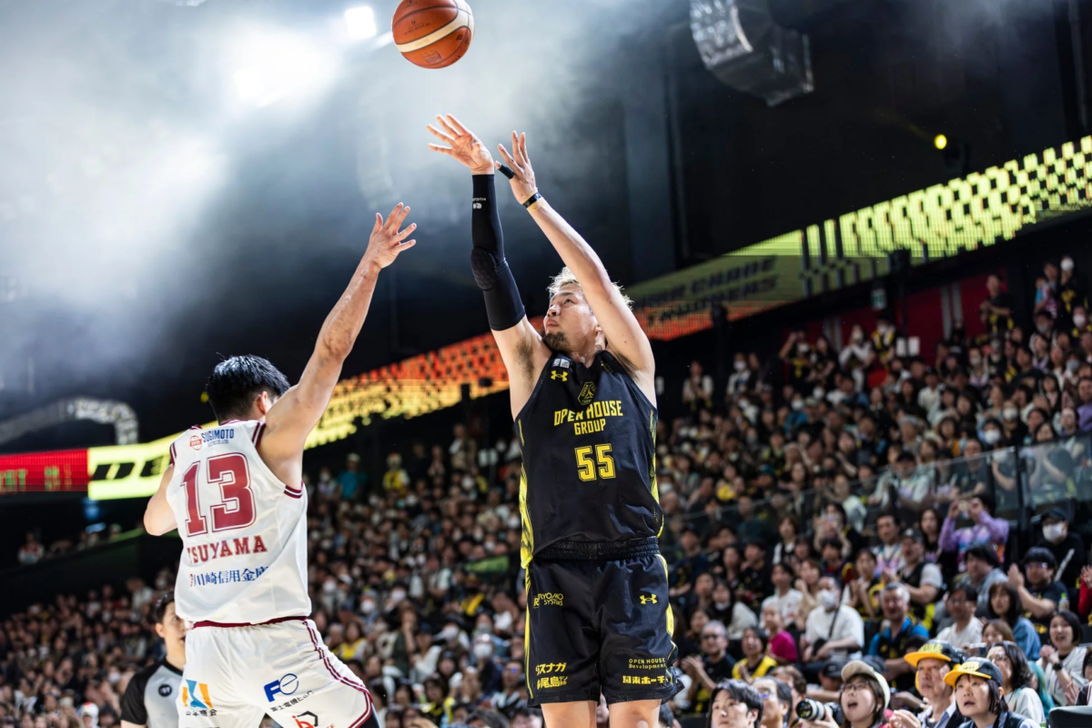 川崎ブレイブサンダースの選手がシュート