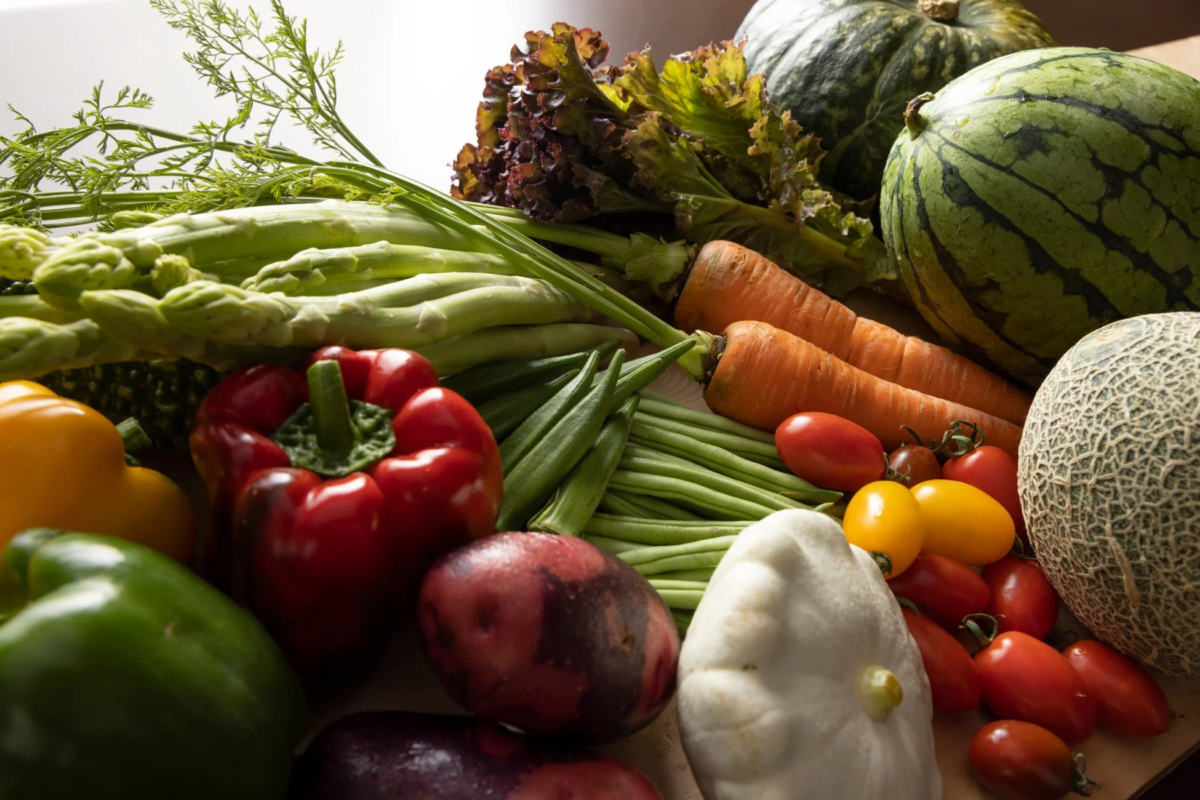 色とりどりの新鮮な野菜と果物