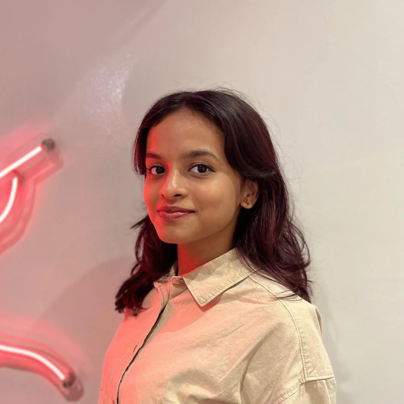 若い女性がカメラに向かって微笑んでいるポートレート