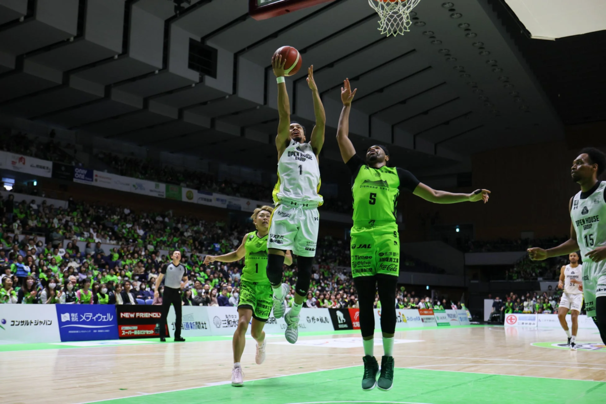 シュート体勢に入る選手