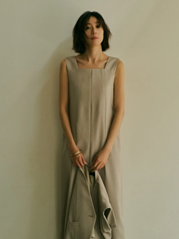 ベージュのワンピーススタイル