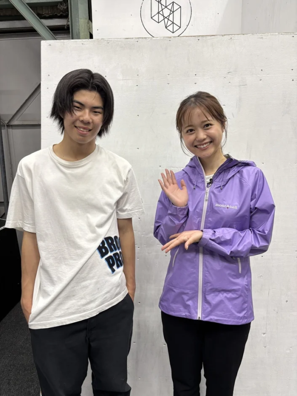 笑顔で並び立つ男女のツーショット