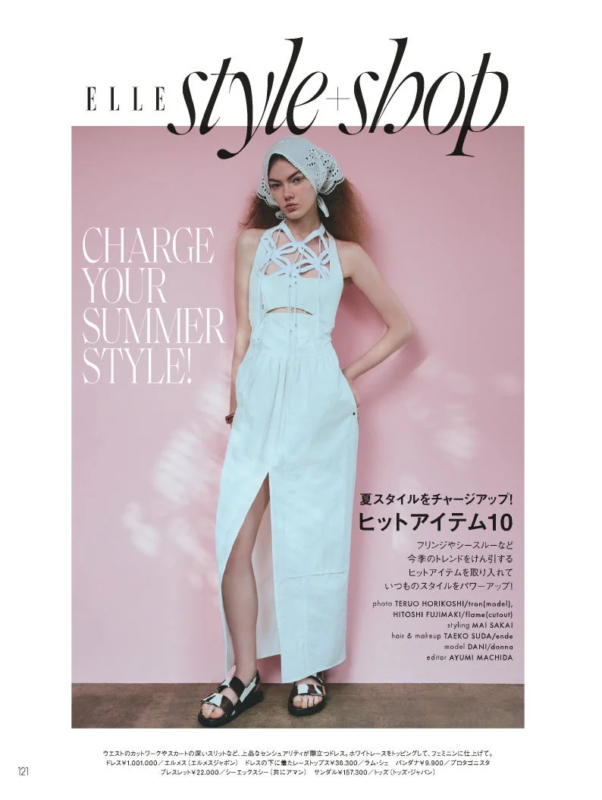 ELLE style+shopのページで、夏スタイルをチャージアップする「ヒットアイテム10」を紹介。モデルが白いカットワークドレスにバンダナとサンダルを合わせたトレンド感あふれる着こなしを披露している。
