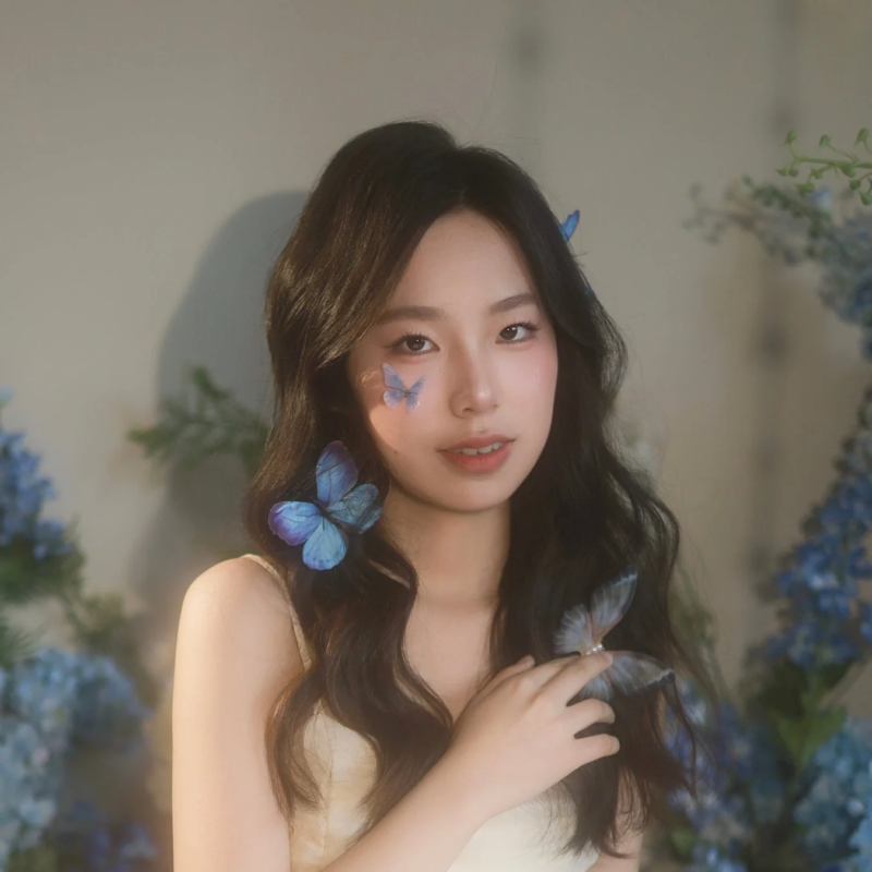 青い蝶が顔や髪に飾られた若い女性のポートレート