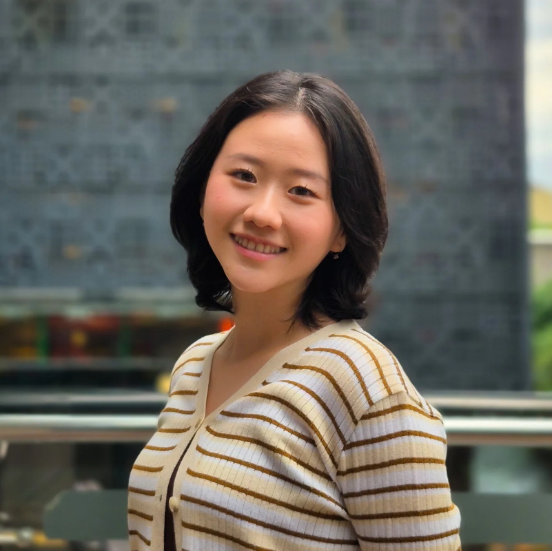 笑顔でカメラを見つめるショートヘアのアジア人女性のポートレート