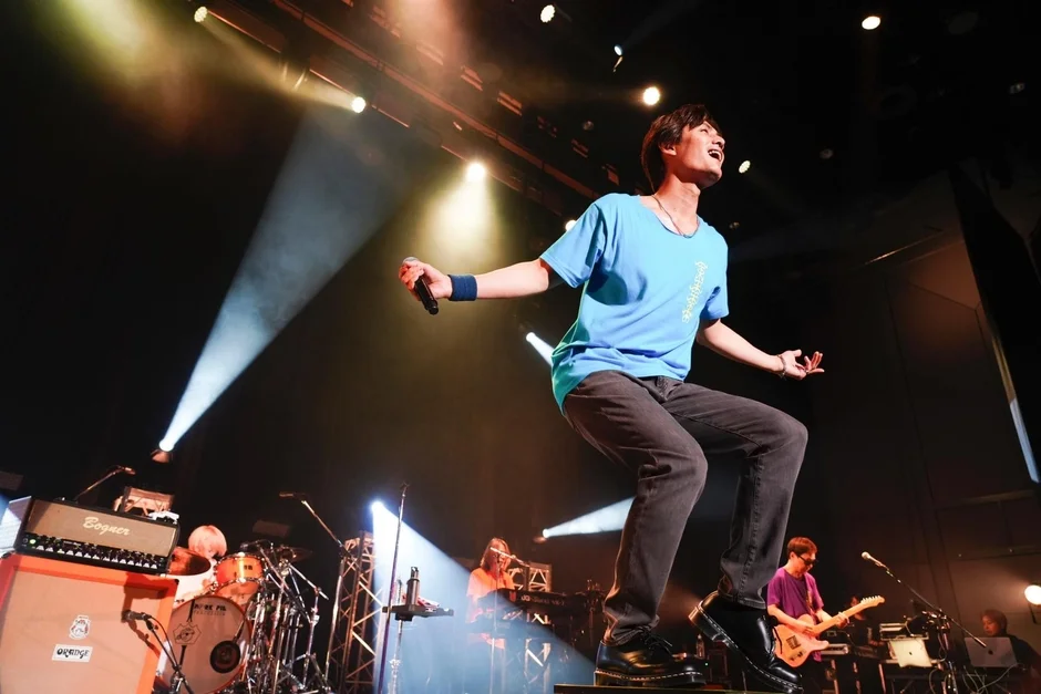 ステージで熱唱する男性ボーカリスト