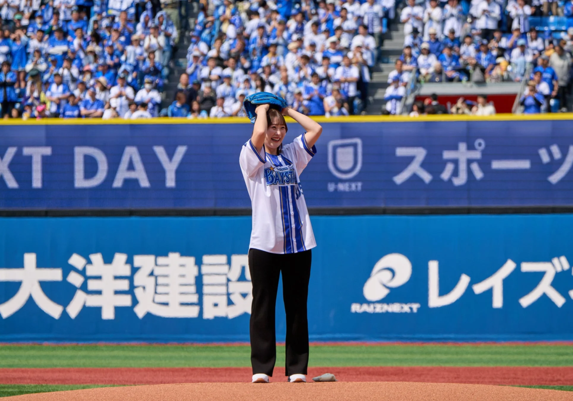 始球式を終え笑顔の都玲華プロ