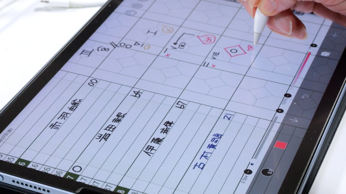 タブレットにスタイラスペンで手書き入力している様子