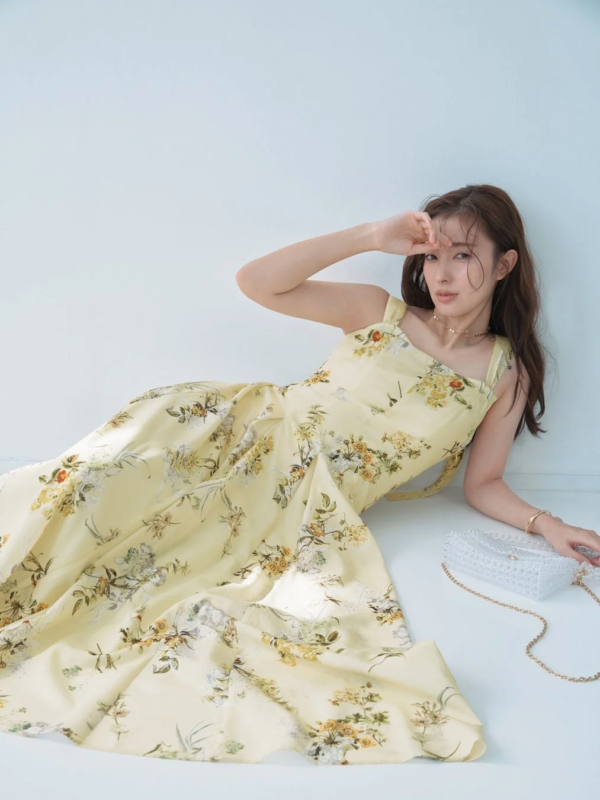 黄色い花柄ワンピース